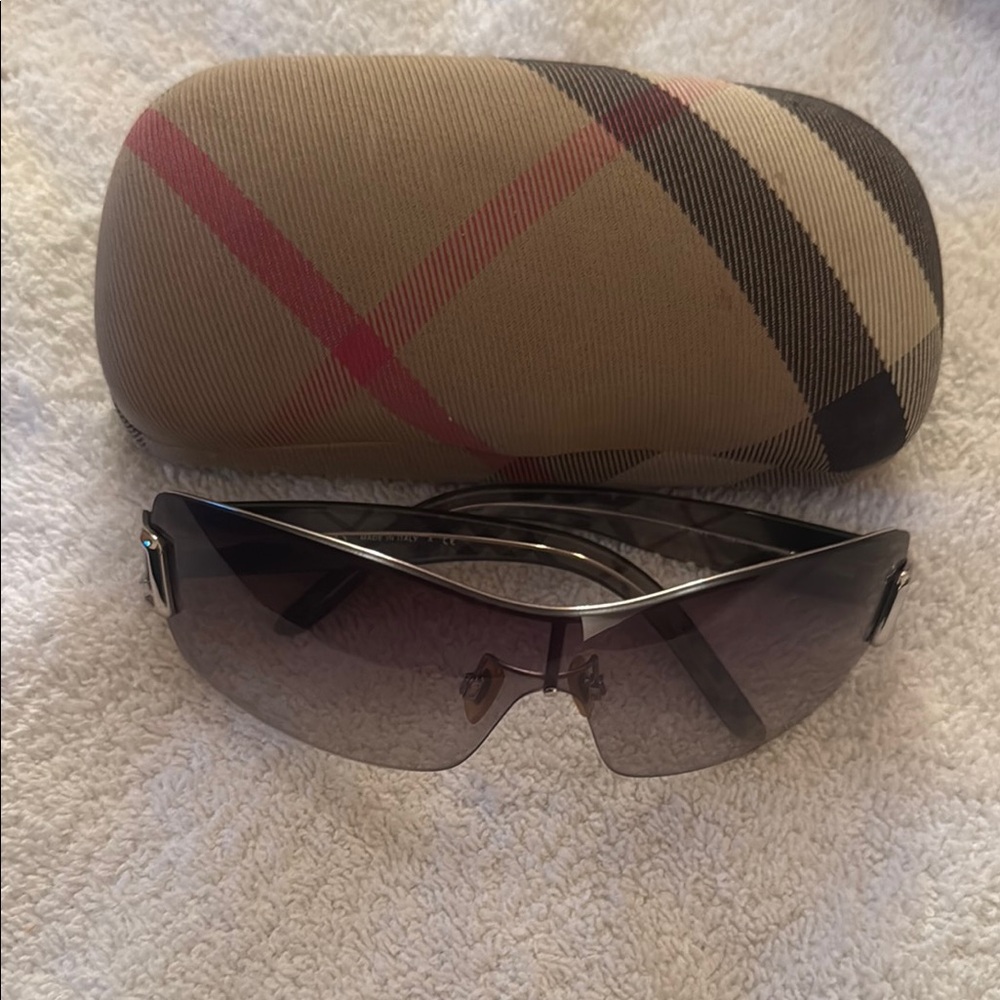 Burberry Stylish Sunglasses with Case